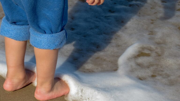 Feet Beach Sea Foam Ocean Foam  - gabrielamotta144 / Pixabay