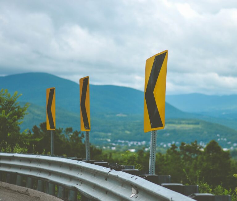 Road Sign Street Sign Sharp Curves  - Veronicatxoxo / Pixabay