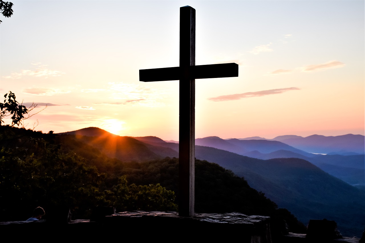 Summit Cross Cross Mountains  - tomkingsr / Pixabay