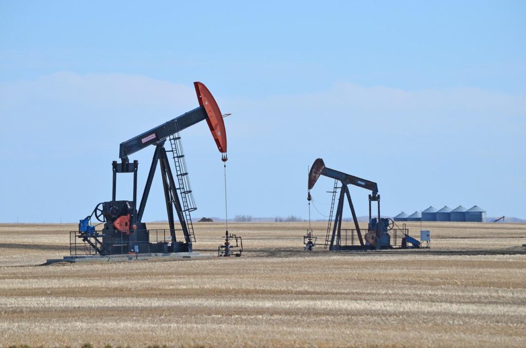 Pumpjack Oil Well Field Landscape  - simon94 / Pixabay